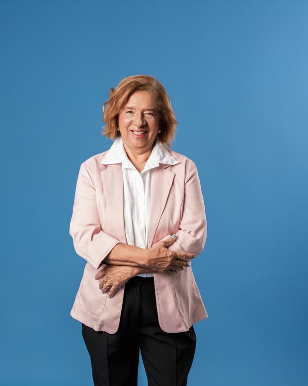 Helena Holanda de braços abertos em uma praça