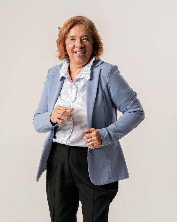 Helena Holanda em um banco de praça
